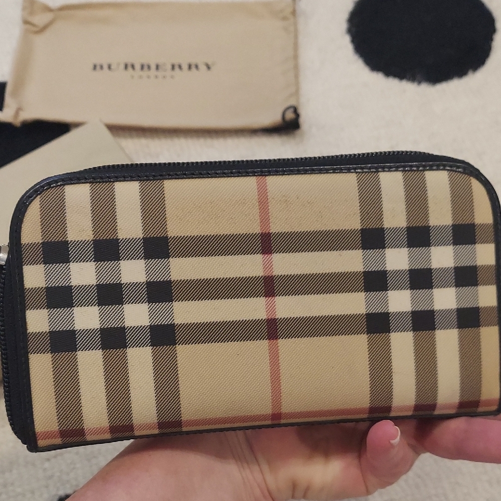 Burberry Checkered Wallet - Picture 5 of 9